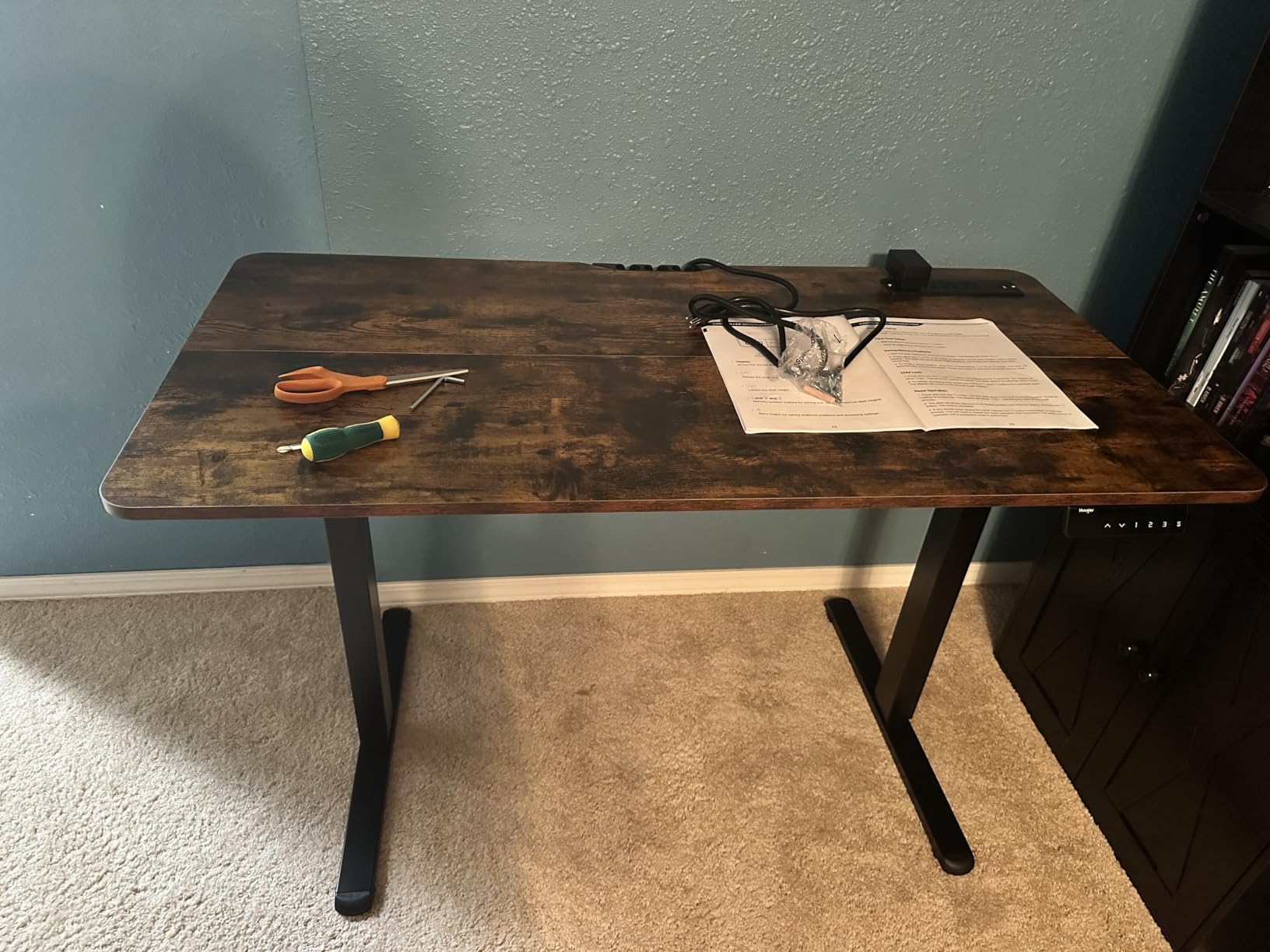 Huuger 47 X 24 Inch Electric Standing Desk with Power Outlets and USB-C Port, Height Adjustable Desk, Sit Stand Desk for Home Office, Computer & Gaming Desk with 3 Presets, Stable Steel Frame, Black customer photo 2