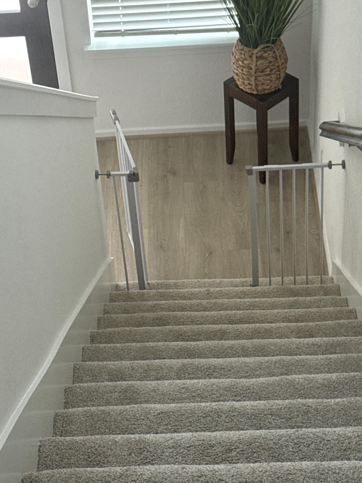 InnoTruth 27-36.6 in Wide Baby Gate for Stairs and Doorways, White customer photo 2