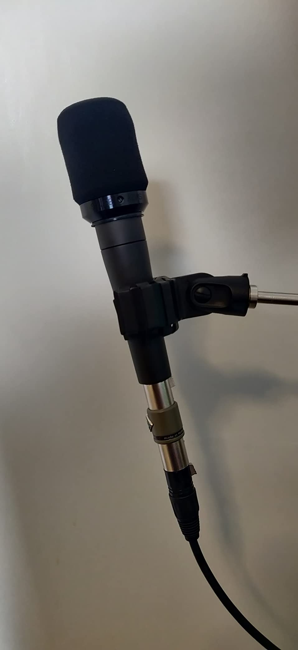 Shure A2WS Locking Microphone Windscreen - Reduces Unwanted Breath and Wind Noise, Black - Compatible with SM57 and 545 Series Mics (A2WS-BLK) customer photo 2