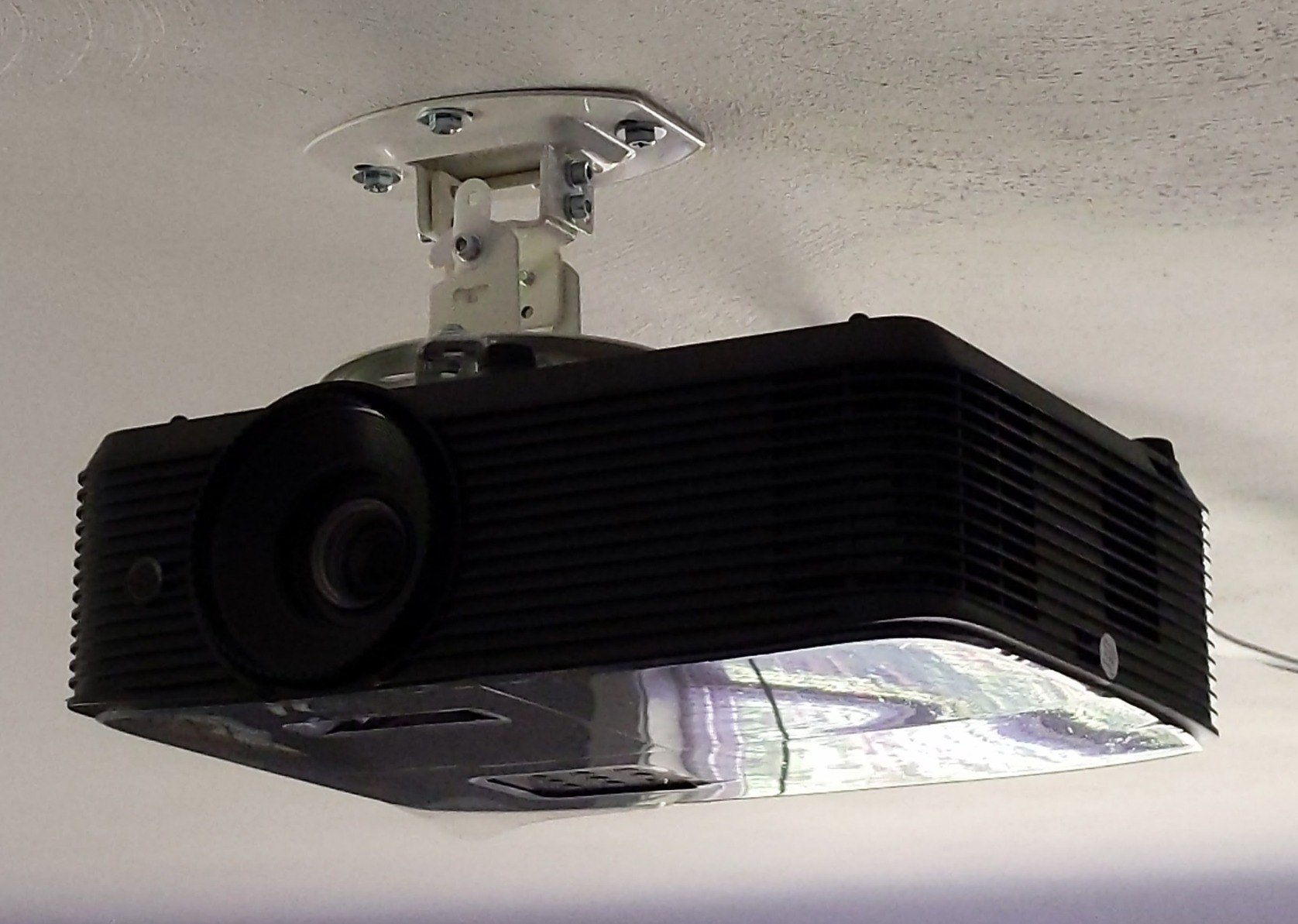 VIVO White Adjustable Ceiling Projector Mount, MOUNT-VP01W customer photo 1