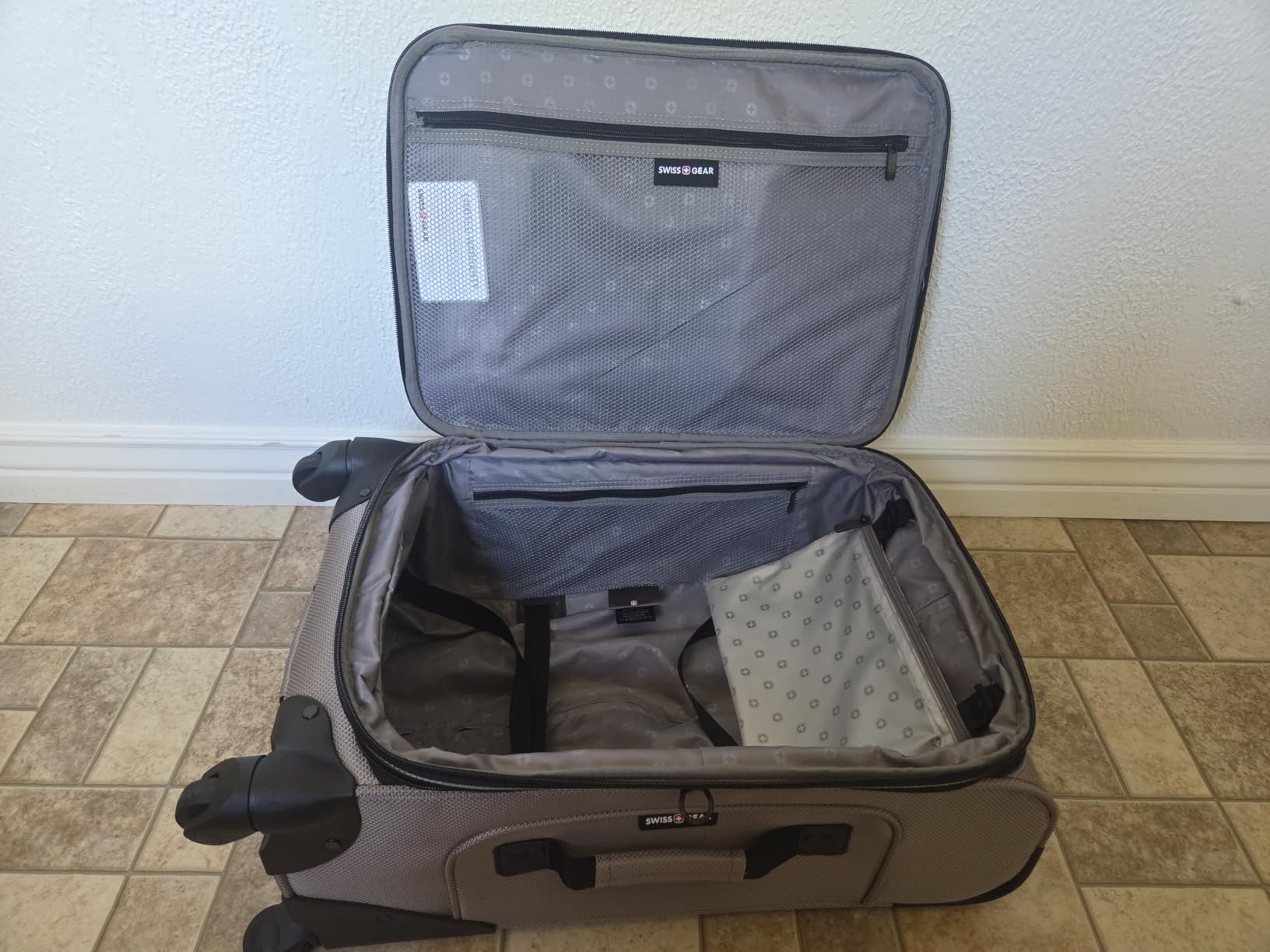 SwissGear Sion Softside Expandable Spinner Luggage Durable Lightweight Travel Suitcase, Teal, Carry-On customer photo 1