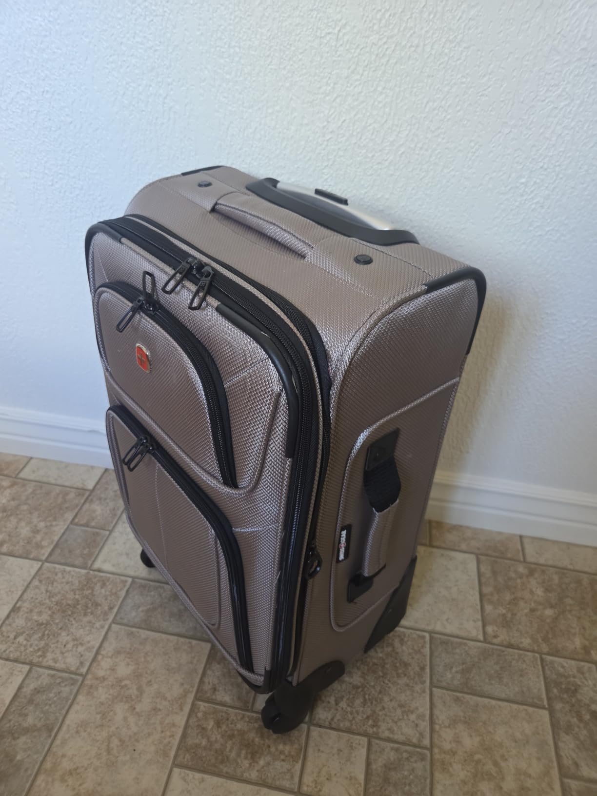 SwissGear Sion Softside Expandable Spinner Luggage Durable Lightweight Travel Suitcase, Teal, Carry-On customer photo 2