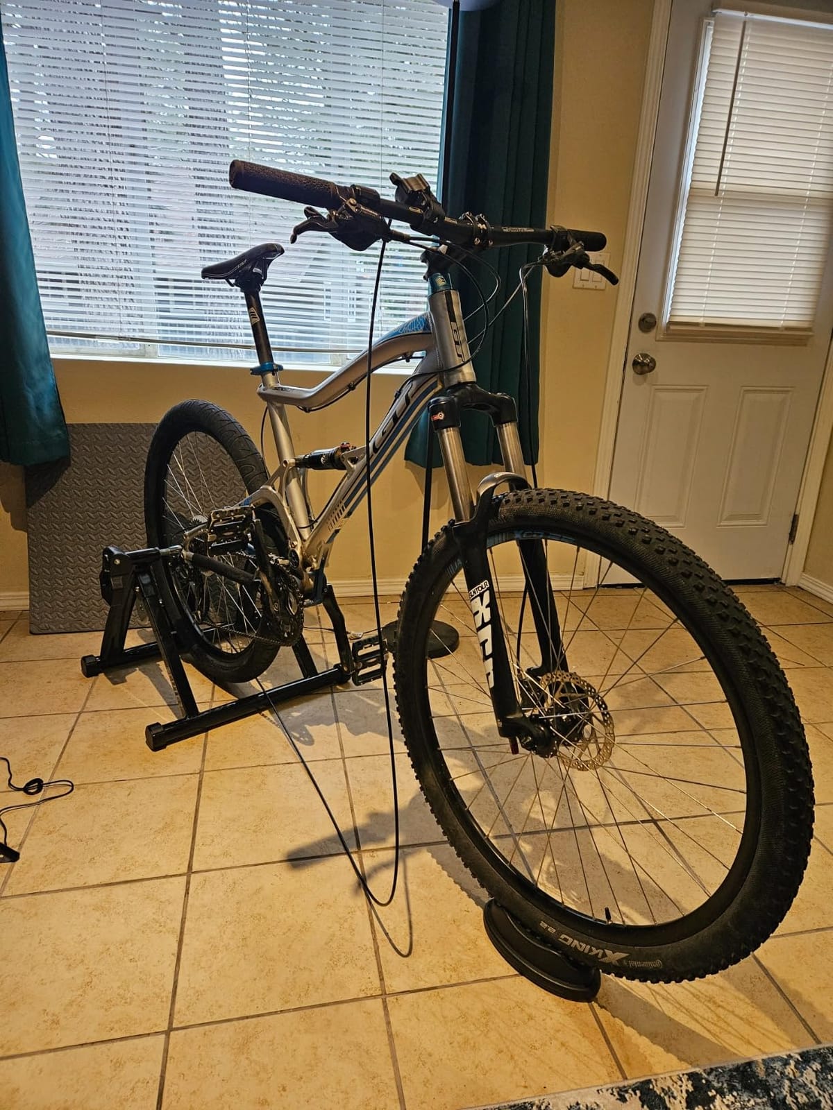 Bike Trainer, Magnetic Bicycle Stationary Stand for Indoor Exercise Riding customer photo 1