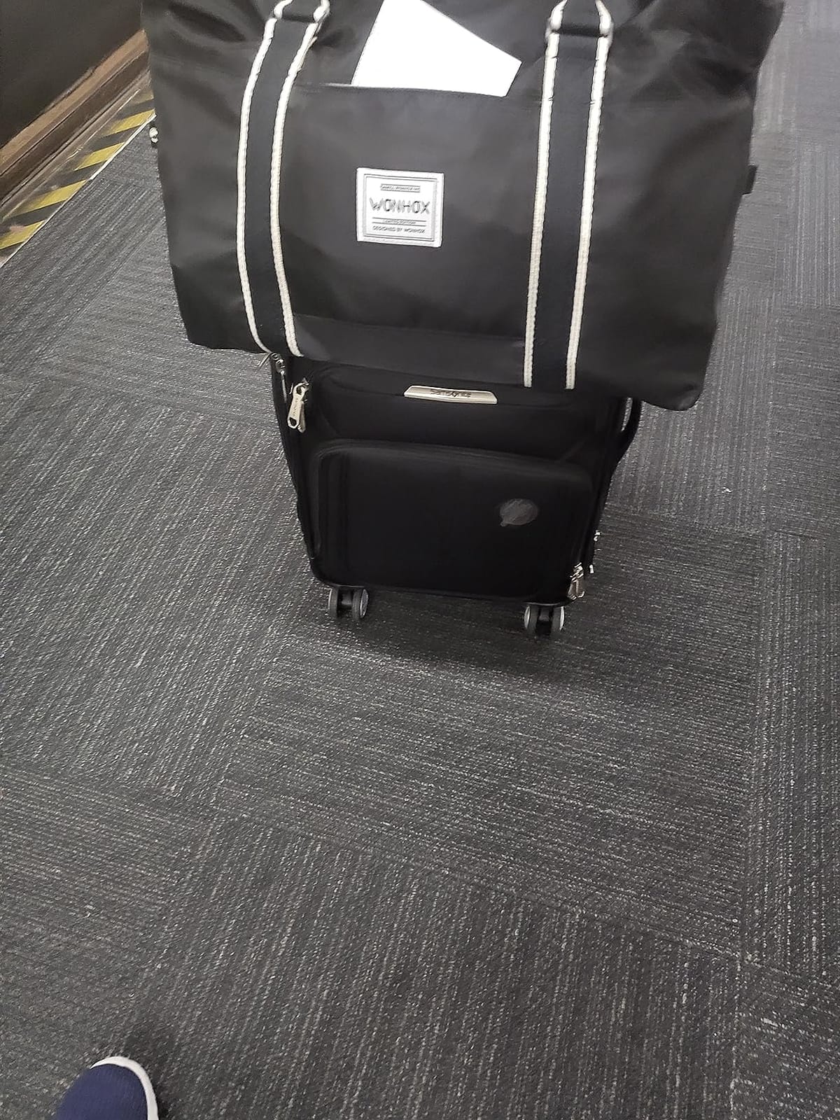 Samsonite Solyte DLX Softside Expandable Luggage with Spinner Wheels, Mineral Grey, Checked-Large 29-Inch customer photo 2