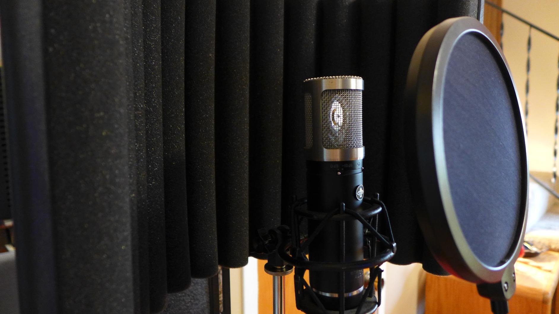 SE ELECTRONICS RF-X Reflexion Filter - Portable Microphone Isolation Shield for Recording Music, Podcasts & Voice-Overs - Four-Layer Acoustic Sound Shield for Home Recording Studio Equipment (Red) customer photo 2